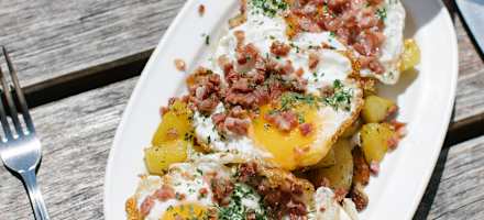 Spiegelei mit Speck auf der Meilerhütte