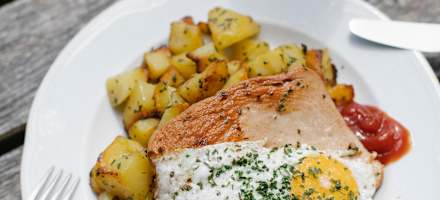 Fleischkäse mit Ei und gerösteten Kartoffeln auf der Meilerhütte