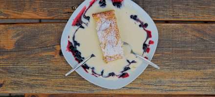 Topfenstrudel mit Vanillesauce auf der Michlbauerhütte
