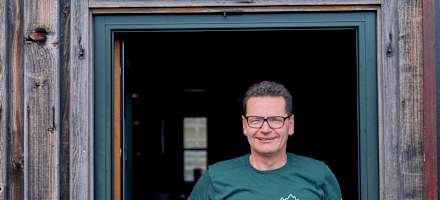 Hüttenwirt Robert Höllmüller vor der Michlbauerhütte.