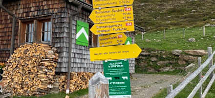 Die zahlreichen Wegweiser vor der Millstätter Hütte