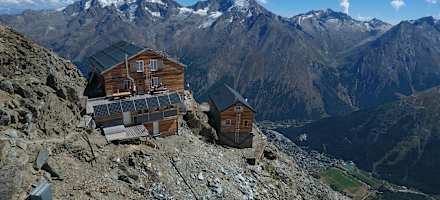 Die Mischabelhütte im Hochsommer