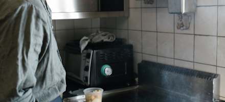 Wirt Tobias Kriner in der Küche der Mittenwalder Hütte