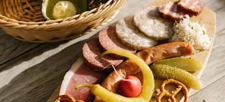 Brotzeit mit Zirben-Schnaps auf der Mittenwalder Hütte