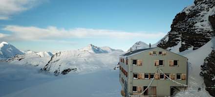 Mönchsjochhütte im Winter