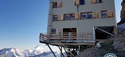 Die Mönchsjochhütte steht in exponierter Lage auf Stelzen.