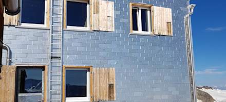 Einer der feinen Plätze auf der Mönchsjochhütte.