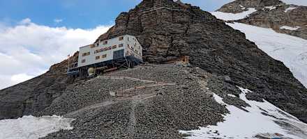 Die Mönchsjochhütte am Ostgrat des Mönchs.