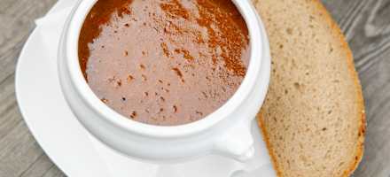 Gulaschsuppe mit Brot auf der Möselalm