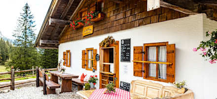 Die Mordaualm liegt direkt am Ramsauer Almerlebnisweg im bayerischen Lattengebirge.