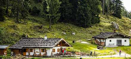 Die Mordaualm liegt direkt am Ramsauer Almerlebnisweg.