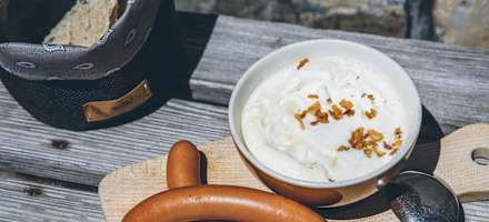 Wienerli mit Kartoffelsuppe auf der Muttseehütte.
