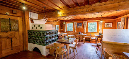 Stube der Neuen Alplhütte