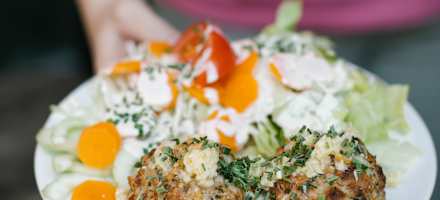 Kaspressknödel mit Salat auf der Neuen Magdeburger Hütte