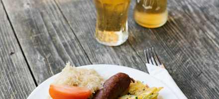 Wurst mit Bratkartoffeln und Sauerkraut auf der Neuen Magdeburger Hütte