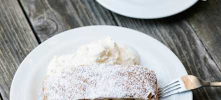 Selbstgemachter Apfelstrudel mit Kaffee auf der Neuen Magdeburger Hütte