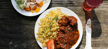 Gulasch mit Nudeln und frischem Salat auf der Neuen Magdeburger Hütte