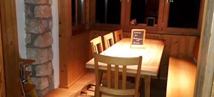 Idyllisch ist die Gaststube der Neuen Traunsteiner Hütte