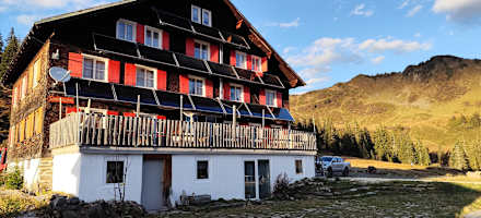 Die Neuhornbachhaus im ersten Sonnenlicht