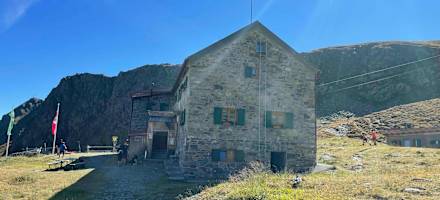 Die Niederelbehütte im Sonnenlicht