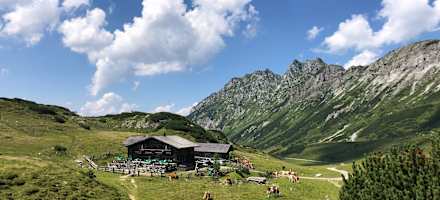 Der Gastgarten der Oberhütte am See.