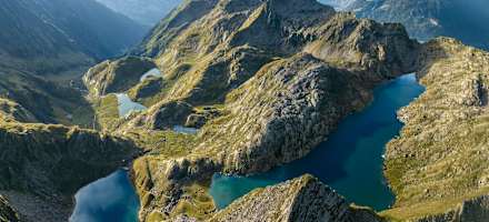 Die Oberkaseralm liegt am idyllischen Kasersee, einem der bekanntesten Spronserseen – die Seenplatte im Bild.