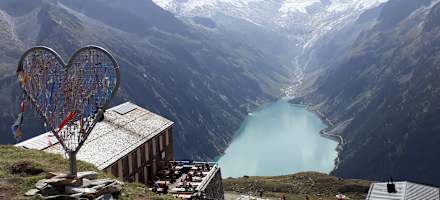 Die Olpererhütte mit Blick auf den Schlegeisstausee