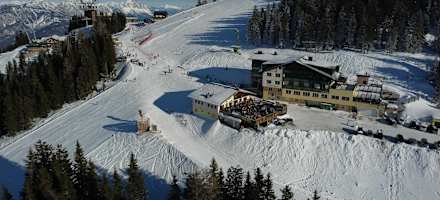 Onkel Willy's Hütte liegt nur rund 250 m von der Bergstation der Planai-Seilbahn entfernt.