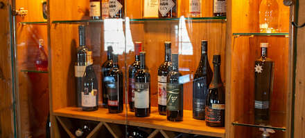 Der Weinkeller ist gut gefüllt und es gibt sogar selbstgemachten Gin.