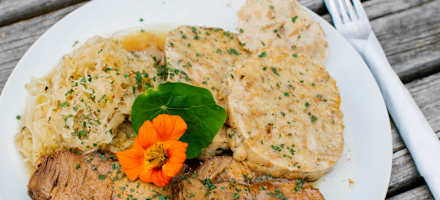 Schweinsbraten mit Sauerkraut und Serviettenknödel auf dem Oskar-Schauer-Haus