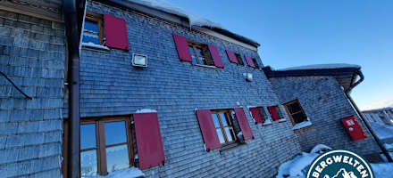 Die Ostler Hütte im Allgäu hat auch im Winter geöffnet.