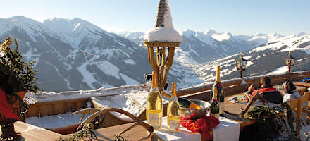 Auch im Winter kann an auf der Panorama Alm im Freien sitzen.