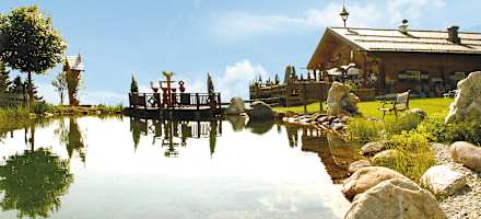 Zur Panorama Alm gehört auch kleiner See.