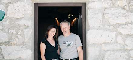 Wirt Albert Mairhofer mit seiner Frau vor dem Pendlinghaus.