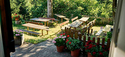Der Gastgarten der Pettenfirsthütte