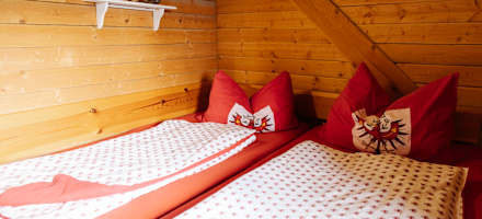 Eines der Zimmer auf der Pfaffenhofener Alm.