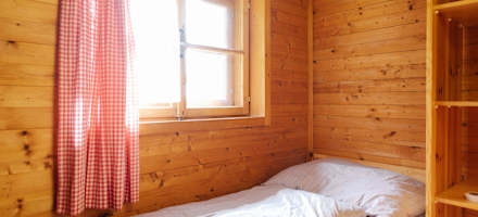 Eines der Zimmer auf der Pfaffenhofener Alm.