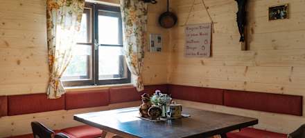 Die Stube der Pfaffenhofener Alm.