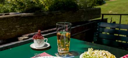 Speisen auf der Sonnenterrasse der Planalp