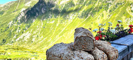 Selbstgebackenes Brot auf der Potsdamer Hütte