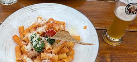 Auf der Prantneralm werden typische Almgerichte serviert.