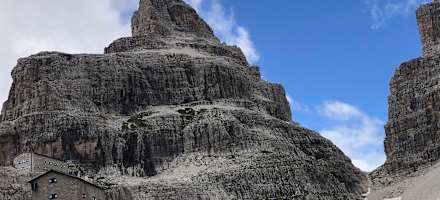 Das Rifugio Pedrotti und die Tosa Hütte darunter