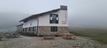 Die Puezhütte im Nebel