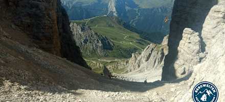 Steiler Abstieg vom Rifugio Forcella Pordoi.