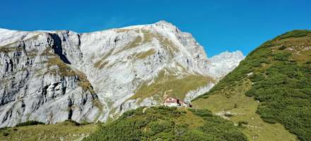 Die Ringelspitzhütte liegt im Welterbe Tektonikarena Sardona.