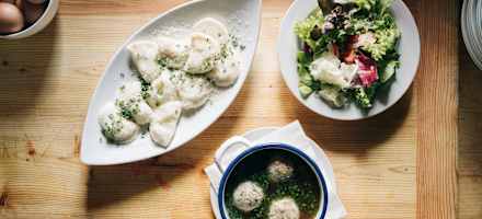 Schlupfkrapfen, Knödel und Salat auf der Roaner Alm