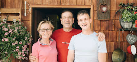 Wirtin Lydia Pichler, Koch Robert Quitt und Servicekraft Chiel van Dyk vor der Roaneralm