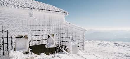 Aufgrund der exponierten Lage ist die Hütte Wind und Wetter extrem ausgesetzt.