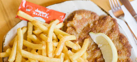 Schnitzel mit Pommes und Salat – ein Hüttenklassiker