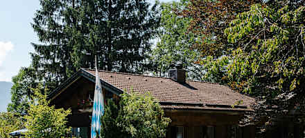 Die Berggaststätte Romanshöhe steht oberhalb des Ammertals, von Ober- und Unterammergau .